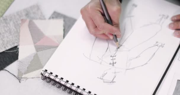 Boven schot mode ontwerper schetsen van een ontwerp — Stockvideo