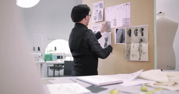 Σχεδιαστής μόδας που επιλέγει υφάσματα για σχέδια — Αρχείο Βίντεο
