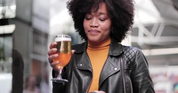 Молодая взрослая женщина в баре в ожидании приезда друзей — стоковое видео
