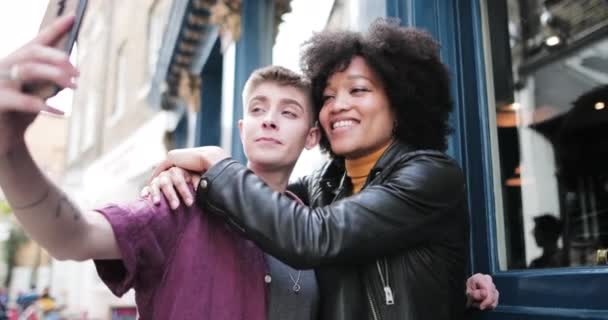 Jovem adulto lésbicas casal tomando selfie em Londres — Vídeo de Stock