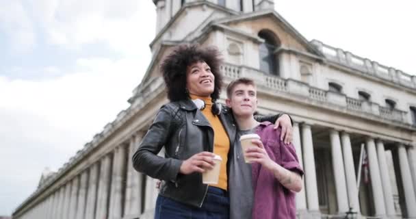 Mladý dospělý lesbičky pár na dovolené v Londýně — Stock video