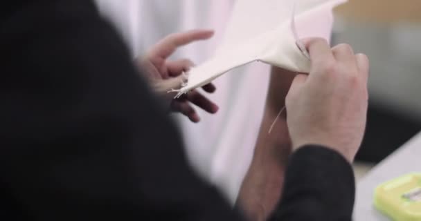 Nahaufnahme Modedesigner arbeitet an Design mit einem Modell — Stockvideo