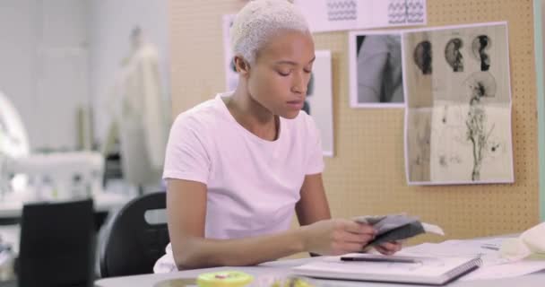 Diseño de moda seleccionando tejidos para diseños — Vídeo de stock