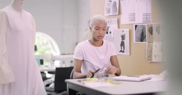 Σχεδιαστής μόδας που επιλέγει υφάσματα για σχέδια — Αρχείο Βίντεο