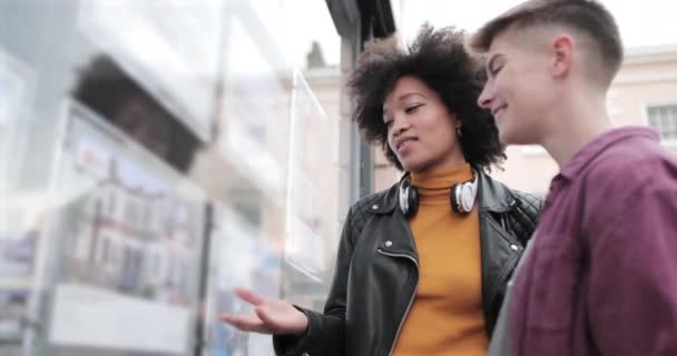 Un couple de lesbiennes regarde la fenêtre des agents immobiliers — Video