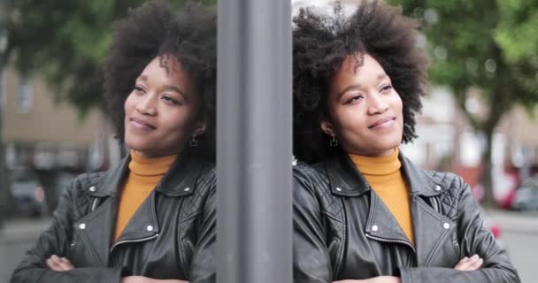 Portret van Afro-Amerikaanse jonge volwassen vrouw met reflectie — Stockvideo
