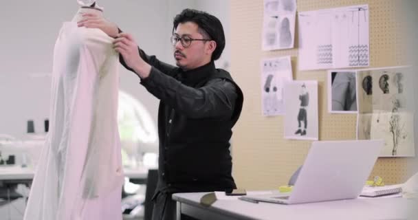 Estudiantes de moda que toman fotos del diseño en la universidad — Vídeo de stock