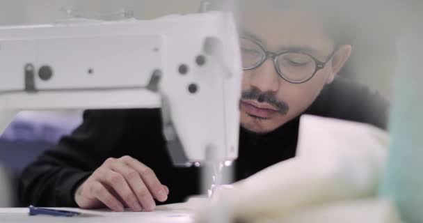 Nahaufnahme von Designer-Nähten mit einer Industrienähmaschine — Stockvideo