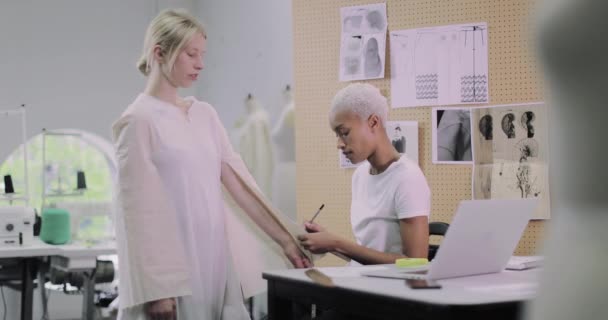 Modeontwerper werkt aan design met een model — Stockvideo
