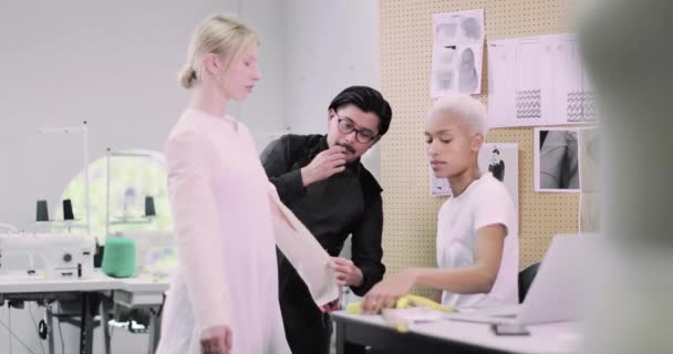 Modeontwerper met leerling en model — Stockvideo