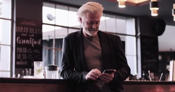 Senior Uomo Affari Maschile Adulto Attesa Bar Utilizzando Smart Phone — Video Stock