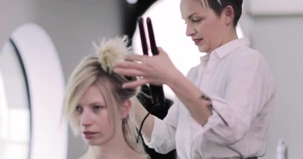Modelo de peinado estilizado en una toma de fotos — Vídeos de Stock