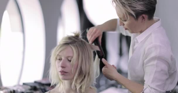 Model having hair styled on a photoshoot — Stock Video