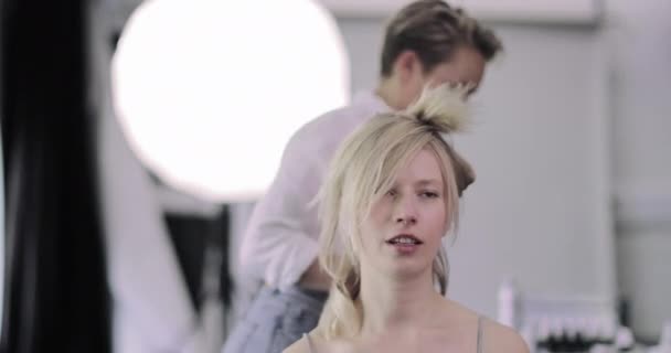 Modèle dont les cheveux sont coiffés sur une photo-tige — Video
