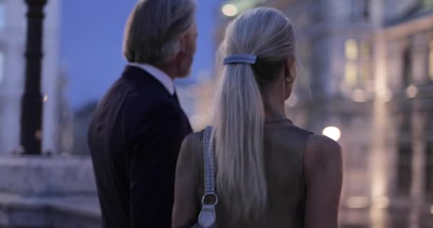 Yetişkin Çift Romantik Bir Akşamın Tadını Çıkarıyor — Stok video