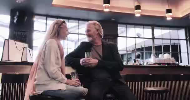 Slim Gekleed Senior Adult Couple Drinken Toasten Hotel Bar — Stockvideo