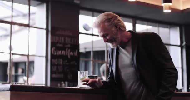 Yetişkin Erkek Işadamı Akıllı Telefon Kullanarak Barda Bekliyor — Stok video