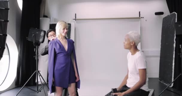 Stilist bir fotoşopta model hazırlıyor — Stok video