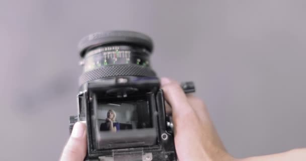 Widok na lustro kamery modelu pozowanie dla fotografa — Wideo stockowe