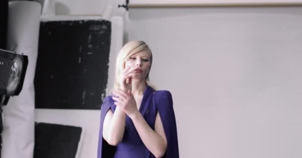 Fotoğrafçı bir fotoşopun modeline yön veriyor — Stok video