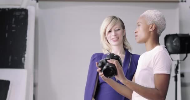 Fotógrafo dando direção modelo em um photoshoot — Vídeo de Stock