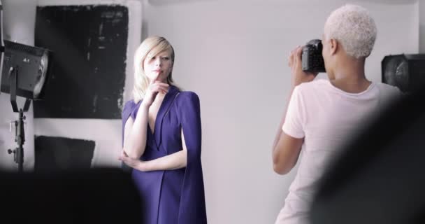 Fotograaf geeft model richting op een fotoshoot — Stockvideo