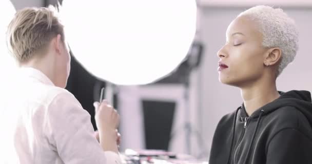 Makeup καλλιτέχνης που εργάζονται σε ένα μοντέλο σε μια φωτογράφηση — Αρχείο Βίντεο