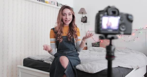 Vlogger nahrávání youtube videa v ložnici s fotoaparátem — Stock video