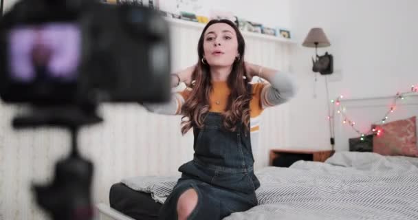 Vlog kaydedicisi yatak odasında kamerayla youtube videosu kaydediyor — Stok video