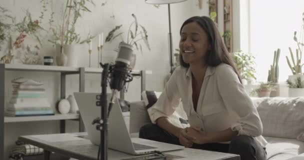 Les jeunes femmes adultes enregistrent un podcast à la maison sur canapé — Video