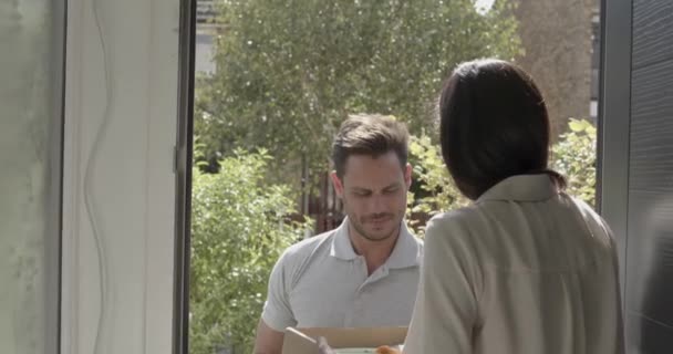 デリバリー担当者より前ドアの野菜付き女性受取りパッケージ — ストック動画