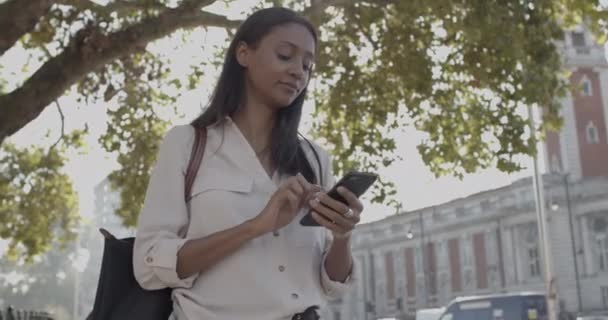 Ενηλίκων γυναίκα στο δρόμο ψάχνει για έξυπνο τηλέφωνο περιμένει ταξί — Αρχείο Βίντεο