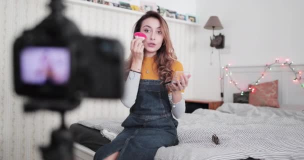 Influencer opname make-up zelfstudie video thuis — Stockvideo