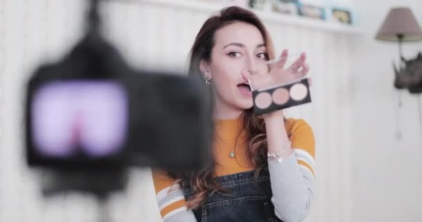 Influencer opname make-up zelfstudie video thuis — Stockvideo