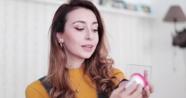 Etkilendirici evde makyaj videosu kaydediyor — Stok video