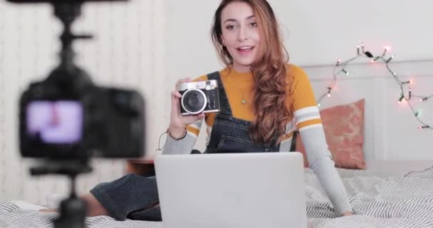 Influencer nehmen Lernvideo zu Hause im Schlafzimmer auf — Stockvideo
