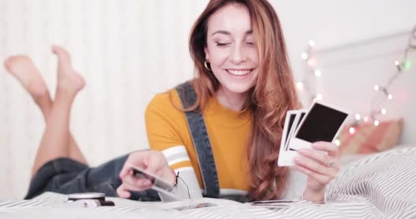 Mujer en el dormitorio mirando imágenes antiguas con recuerdos — Vídeos de Stock