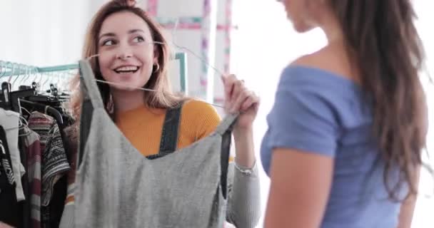Flickvänner tittar på kläder hemma i sovrummet — Stockvideo
