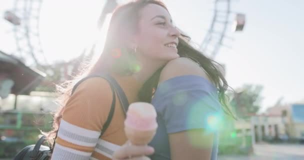 Přítelkyně jedí sladkosti v zábavním parku — Stock video