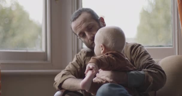 Ensamstående far leker med pojken i stolen — Stockvideo