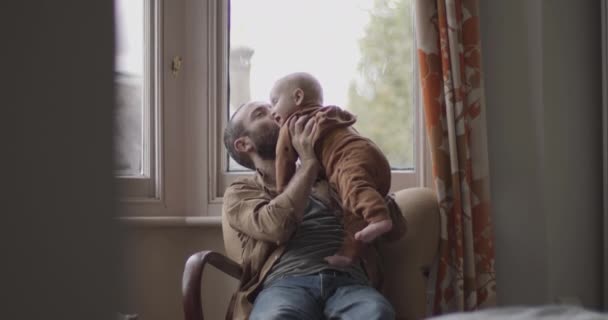 Único pai brincando com menino de bebê na cadeira — Vídeo de Stock