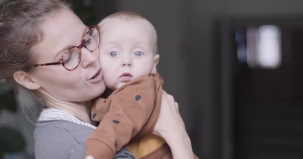 Alleinerziehende Mutter spricht liebevoll mit Baby — Stockvideo