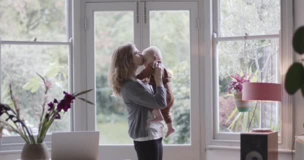 Мать-одиночка поднимает ребенка и играет — стоковое видео