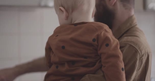Single ouder het maken van koffie terwijl het houden van baby in de keuken — Stockvideo