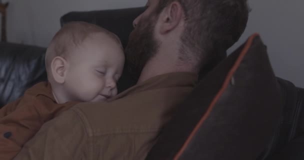 Alleinerziehender Vater und Baby schlafen auf Sofa im Wohnzimmer — Stockvideo