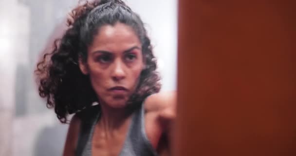 Encerramento boxer feminino perfurando um saco de soco — Vídeo de Stock