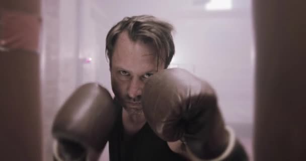 Masculino boxer perfuração para câmara — Vídeo de Stock