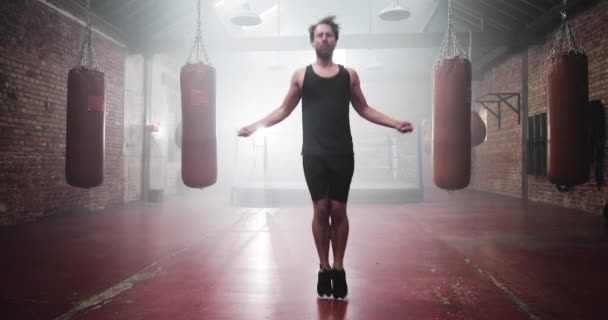 Dospělý muž skákací lano v boxerském klubu — Stock video