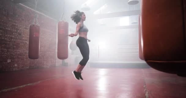 Skok środkowej dorosłej kobiety w klubie bokserskim — Wideo stockowe