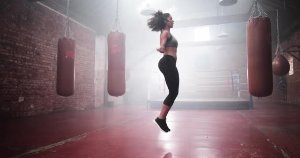Metà adulto femmina jumping corda in boxe club — Video Stock